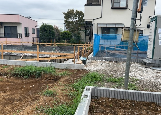 【前面道路含む現地写真】 | 住宅用の土地では前面道路に2m以上接していなければならないと法律で定められています。しかし、お持ちの車のサイズやライフスタイルなどにより、2mでは利便が悪い場合もございますので、事前に確認しましょう。