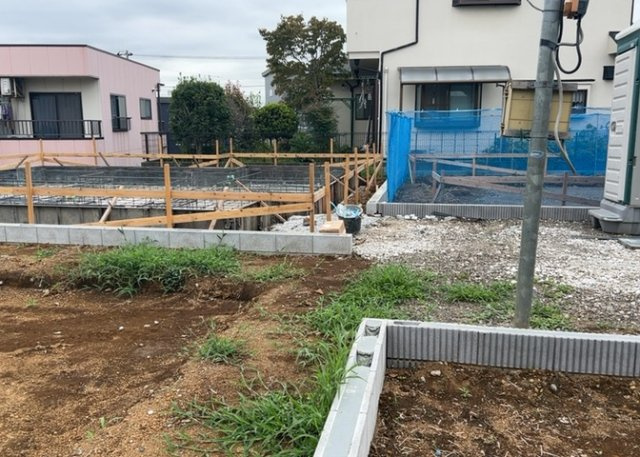 【前面道路含む現地写真】 | お持ちの車種によっては前面道路が広い方が便利でしょう。しかし、前面道路が広ければその分交通量が多くなるため、騒音などが気になる場合があります。実際に現地を見学し、周辺交通量や騒音などを確認しましょう！