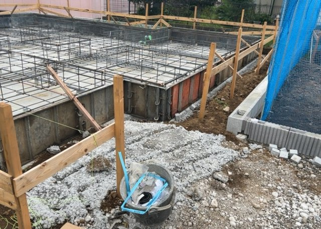 【庭】 | 庭があることでガーデニングや家庭菜園はもちろん、こどもの遊び場やペットを放して遊ぶことができます。また、家の周囲に余裕があるということです。隣地との間があれば、十分な日当たりと、風通しが確保できます。