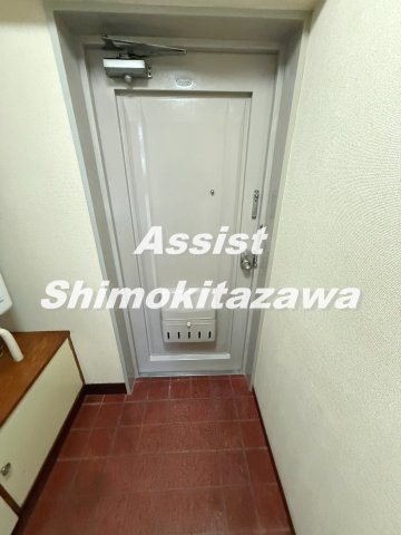 三益ビルの玄関