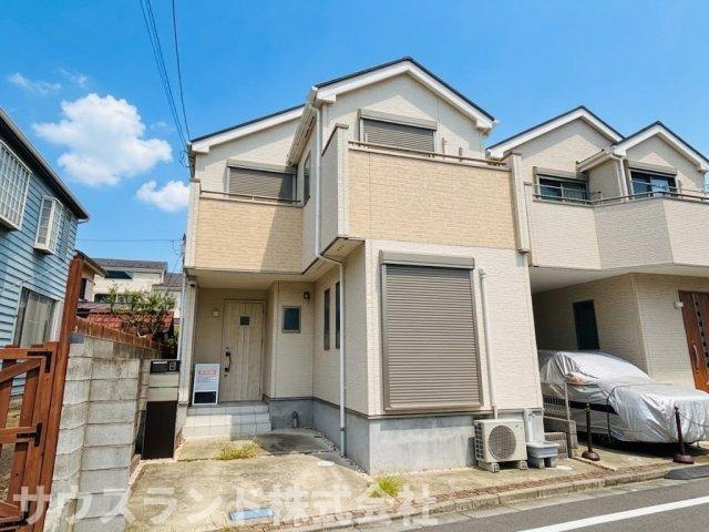 八王子市台町３丁目の外観|落ち着いた色合いの外壁が周辺の街並みと調和する、駐車場付きの戸建てです。1階の窓にはシャッターが設置されており、外出時や夜間の防犯面でも安心感があります。採光に配慮された明るい住まいです。