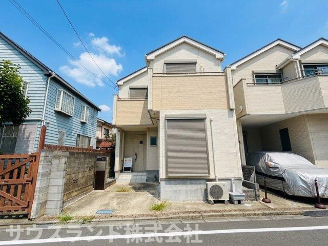八王子市台町３丁目の外観|青空に映える明るい外観の戸建てです。駐車スペースは道路に面しており、お車の出し入れや自転車の駐輪もスムーズに行えます。周辺は落ち着いた住宅街で、お子様と一緒に穏やかな毎日をお過ごしいただけます。