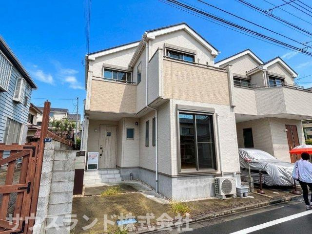 八王子市台町３丁目の外観|落ち着いた色合いの外壁が周辺の街並みと調和する、駐車場付きの戸建てです。1階の窓にはシャッターが設置されており、外出時や夜間の防犯面でも安心感があります。採光に配慮された明るい住まいです。