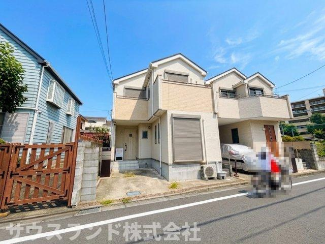 八王子市台町３丁目の前面道路含む現地写真|見通しの良い前面道路に面した物件です。道路幅にゆとりがあるため、運転が苦手な方でもお車の出し入れを落ち着いて行うことができます。周辺には高い建物が少なく、空を広く感じられる開放的な住環境が魅力です。
