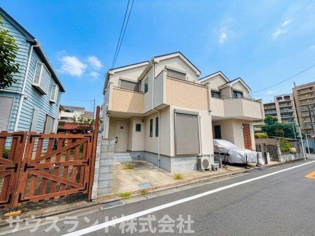 八王子市台町３丁目の前面道路含む現地写真|きれいに舗装された前面道路は平坦で、ベビーカーを押してのお出かけやお子様との自転車の練習もしやすい環境です。ご近所とのほどよい距離感も保たれており、風通しが良く心地よい日差しが室内へ差し込みます。