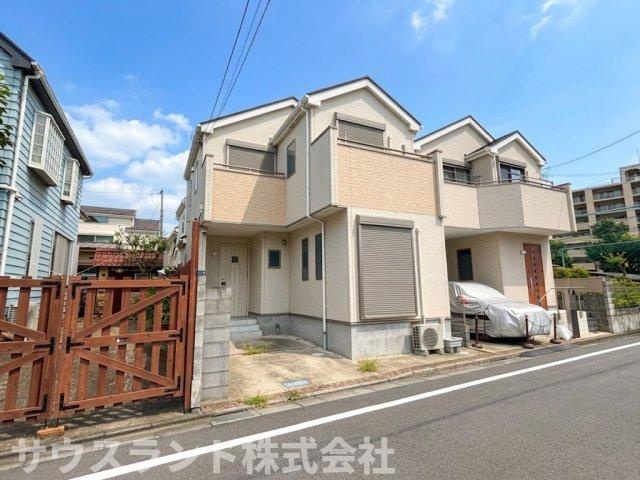 八王子市台町３丁目の前面道路含む現地写真|交通量が比較的少なく、落ち着いた雰囲気の住宅街に位置しています。周辺道路は見通しが良く、お子様の登下校時にも安心感があります。休日はご家族で周辺をのんびりとお散歩するのも楽しい環境が整っています。