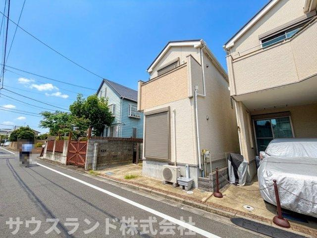 八王子市台町３丁目の前面道路含む現地写真|前面道路側には視界を大きく遮るものがなく、室内まで明るい自然光がたっぷりと届きやすい立地です。お隣の家とも適度にスペースが保たれており、生活音が気になりにくくゆったりとご自分のペースで過ごせます。