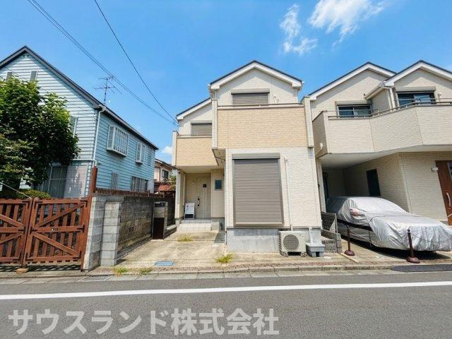 八王子市台町３丁目の前面道路含む現地写真|玄関前には自転車を置いたり、鉢植えを並べたりできるゆとりがあります。カースペースの横には外水栓も備わっており、お車の洗車や外遊びから帰ったお子様の靴洗いなど日々の様々な場面で便利に活用いただけます。