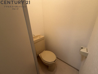 シンプルで掃除のしやすいトイレです♪