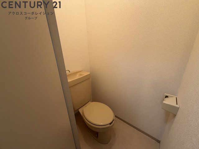 シンプルで掃除のしやすいトイレです♪