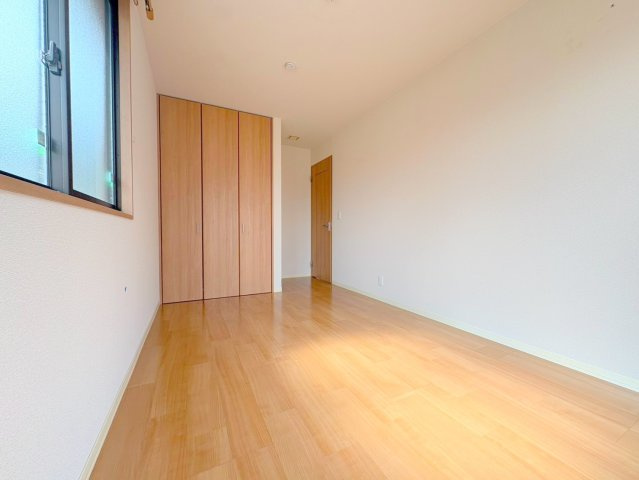 野上３丁目戸建ての洋室|広々とした洋室です