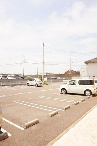 ラティナ　クレールの駐車場|車をお持ちの方に嬉しい駐車場付きの物件です