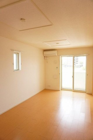 ラティナ　クレールの居間・リビング|こちらの居間で趣味の時間をお楽しみください