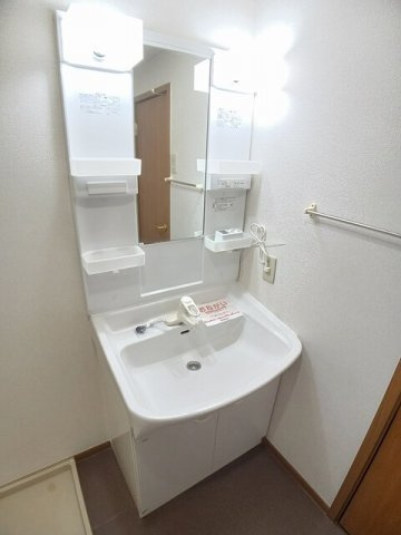 サンライズ・タウン　Ｄの洗面所|ゆったりとスペースのある洗面所