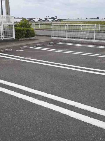 コズミック　Ｂの駐車場|駐車場があるので、車を買う予定の方も安心です