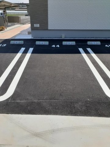 ひまわり柞田　Ｃの駐車場|駐車場があるので、車を買う予定の方も安心です