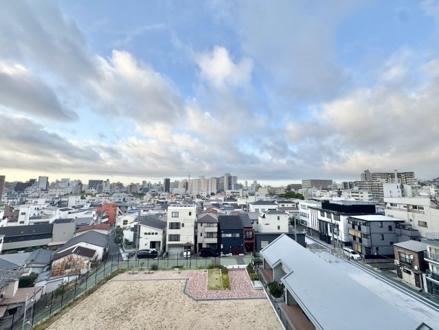 エステムコートパークウイングスの展望|6階からの眺望は開放感◎ 青空と街並みを一望でき、心地よい光と風を感じられる爽快な景色です。