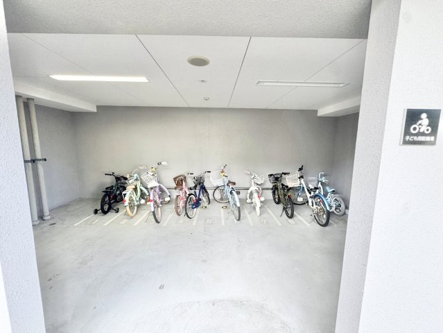 エステムコートパークウイングスの駐輪場|屋根付きで雨の日も濡れにくい子供用駐輪スペース。区画が整備されており毎日の通学やお出かけも安心です。