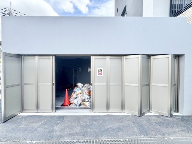 エステムコートパークウイングスのその他共用部分|大きく開く折り戸仕様で出し入れしやすい敷地内ゴミ置き場。24時間いつでもスマートにゴミ出しができます。