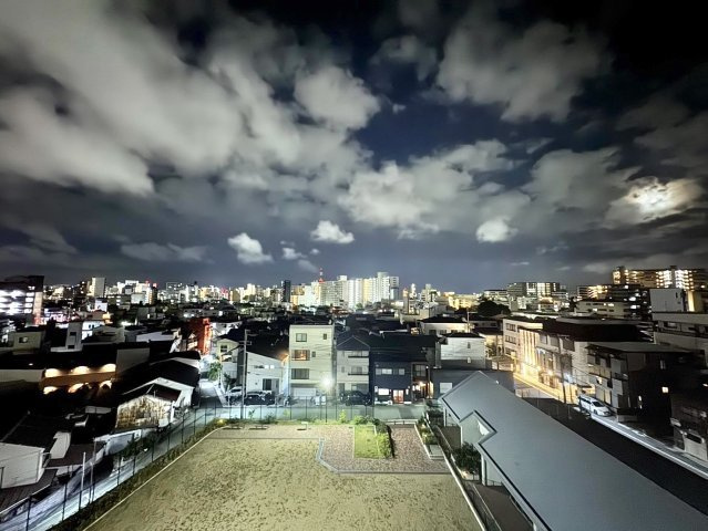 エステムコートパークウイングスの展望|夜景も楽しめる6階のお部屋。窓の外にはきらめく街の明かりが広がり、一日の終わりにリラックスできます♪