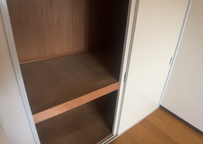 【収納】 | 朝日本厚木マンション | デザイン性を重視しすぎて収納が少なかった！なんてことにならないため、事前に現地で収納の数を確認しておくことをお勧めします。クローゼット以外にも床下収納や屋根裏収納、パントリーなどもチェックしましょう。