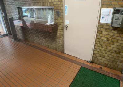 【エントランス】 | 朝日本厚木マンション | マンションのエントランスには、もともと風よけや防犯の役割がありますが、マンションによって宅配ボックスなどの設備が備わっている所もあります。日々の生活をイメージしながら生活しやすさをチェックしましょう。