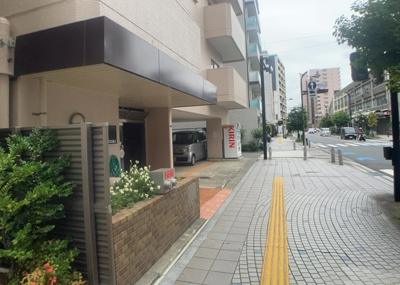 【現況写真】 | 朝日本厚木マンション | 外観はマンション管理がされているかの目安になります。築年数が古いと、壁面は劣化してひび割れが生じることも！建物が古びていても細かいところが修繕されていると、きちんと管理されているなぁと感じるでしょう。