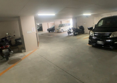 【駐車場】 | 朝日本厚木マンション | 車一台あたりに必要なスペースは、標準サイズの普通自動車で横幅2m50cm、長さ5mは必要になります。ただし、乗降のことも考慮して横幅3m30cm、長さ5m50cmほどは確保できるところを選びましょう。