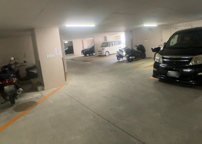 【駐車場】 | 朝日本厚木マンション | 車一台あたりに必要なスペースは、標準サイズの普通自動車で横幅2m50cm、長さ5mは必要になります。ただし、乗降のことも考慮して横幅3m30cm、長さ5m50cmほどは確保できるところを選びましょう。