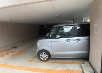 【駐車場】 | 朝日本厚木マンション | 駐車場と明記されていても、最小スペースでつくられた駐車場だと大型車は駐車できなかったり、出入りしにくくなったりする可能性があります。お車のサイズと購入したい物件の駐車場のサイズを現地で確認しましょう。