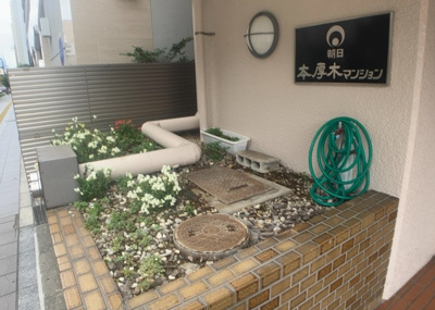 【中庭】 | 朝日本厚木マンション | 中庭（パティオ）とは、一つの建築物の内部に設けられた、壁などで囲われている庭のことを指します。コの字型、ロの字型が主流ですが、L字型の中庭もあります。最近では、インテリア性の高さからも人気があります。