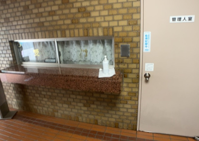 【受付】 | 朝日本厚木マンション | 受付はマンションコンシェルジュがいる場合もあれば、管理人が滞在する小部屋を総称して呼ぶことがあります。主にエントランスに設置されていることから、防犯面でも期待ができます。防犯設備がない場合はより安心！