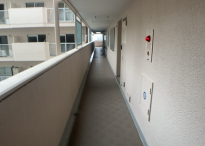 【その他共用部分】 | 朝日本厚木マンション | 共有部分は、住民なら誰もが使える設備のこと。例えば駐車場やエレベーター、インターネット設備、セキュリティ設備などがあります。他にも、マンションの廊下・外部階段やエントランス・ゴミ置き場などがあります。