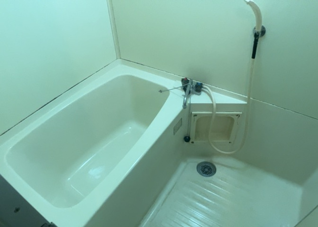 【浴室】 | 朝日本厚木マンション | 入浴時の快適さも大事なことですが、綺麗な状態を維持できなければ気持ちよく入浴できません。毎日の掃除が楽という点は大事なポイントになります！カビが生えにくく掃除がしやすい、壁や浴槽を選ぶといいでしょう。