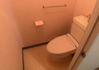 【トイレ】 | 朝日本厚木マンション | トイレは大きさや形、機能、抗菌性などが異なる多種多彩なタイプが各メーカーから出ています。それぞれに良さがあるため、事前にどういったタイプのトイレがいいのかをご家庭内で決めて、内見に行くといいでしょう。