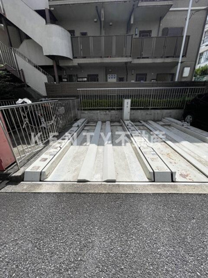 【駐車場】 | 東雪谷マンション | 駐車場に車を止められます