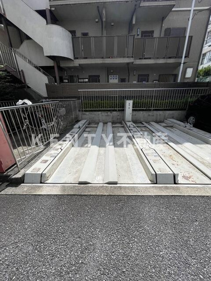 【駐車場】 | 東雪谷マンション | 駐車場に車を止められます