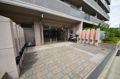 【その他】 | ペルル京都南高倉通 | 道路までにゆったりとしたアプローチのあるエントランス♪