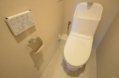 【トイレ】 | ペルル京都南高倉通 | 隙間や凸凹が少なく掃除がしやすいトイレです。