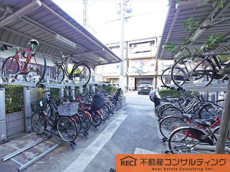 エンゼルハイム本山の駐車場