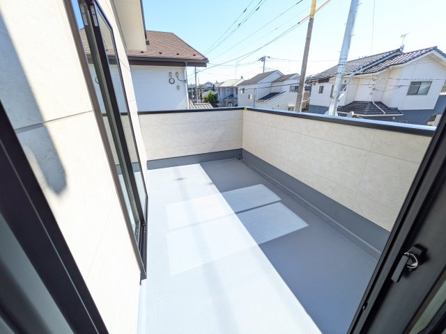 水戸市見川　3期　新築戸建て　1号棟のバルコニー|洗濯物も布団もまとめて干せるワイド設計。
広々としたワイドバルコニーで、家事の効率が上がり、日々の暮らしが快適になります。