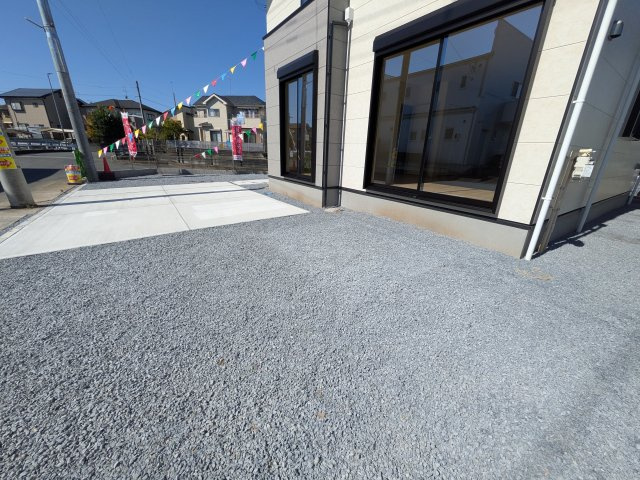 水戸市見川　3期　新築戸建て　1号棟の庭|リビングに明るい光を届ける広々とした南庭。
お子様の遊び場やペットのスペースとしても最適です。
室内外で心地よい暮らしが叶います。