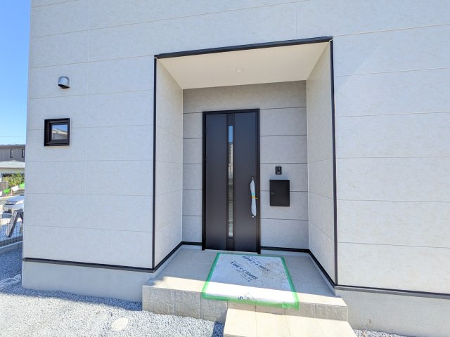 水戸市見川　3期　新築戸建て　1号棟の玄関|お洒落な玄関ドアと洗練された外壁デザイン。家の顔にふさわしい上質な佇まいで、ご家族やお客様を迎えます。