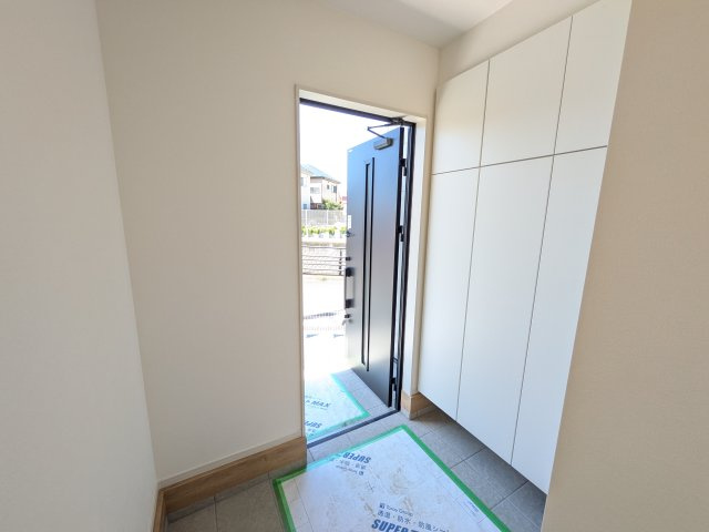 水戸市見川　3期　新築戸建て　1号棟の玄関|家族全員の靴がスッキリ片付く大容量シューズボックス完備。
お客様を気持ちよく迎えられる、明るく清潔感あふれる玄関です。