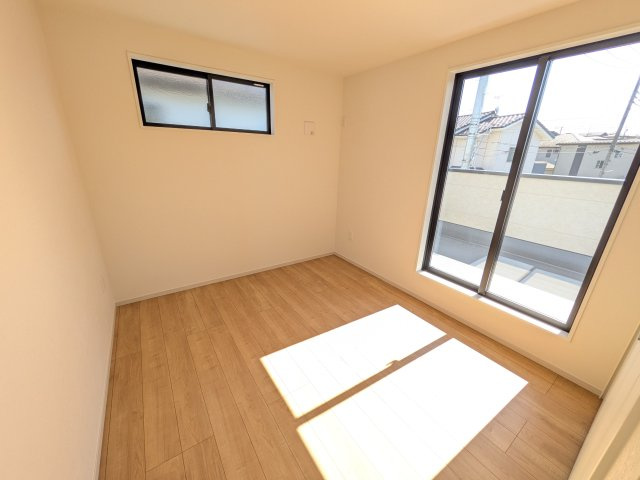 水戸市見川　3期　新築戸建て　1号棟の洋室|たっぷり収納と明るい窓で、片付けも気持ち良くできる洋室。
お子様の「自分の部屋が欲しい」という夢を叶えます。