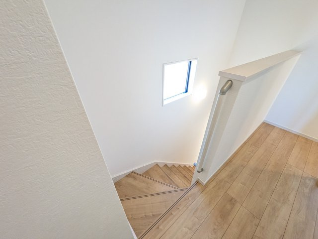 水戸市見川　3期　新築戸建て　1号棟の内装|窓付きで明るい階段は、手すり付きでお子様からご年配の方まで安心して上り下りができます♪