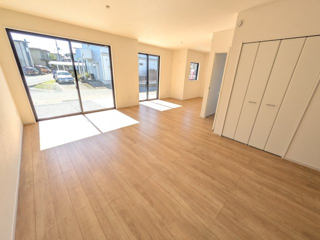 水戸市見川　3期　新築戸建て　1号棟の居間・リビング|家族の会話が自然と弾む、広々としたゆとりのLDK。南向きの窓からたっぷりの光が射し込む明るく快適な空間です。