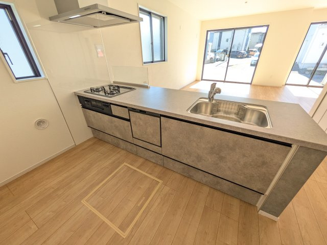 水戸市見川　3期　新築戸建て　1号棟のキッチン|料理がもっと楽しくなる広々としたワークトップ。お手入れしやすい素材を採用し、日々の掃除もラクラクこなせます。