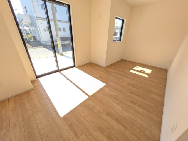 水戸市見川　3期　新築戸建て　1号棟の洋室|リビングと繋がる多目的スペース。
日当たりも良好です♪