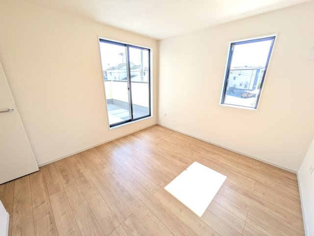 水戸市見川　3期　新築戸建て　1号棟の洋室|バルコニーに面した２面採光で明るく開放的な洋室です。
デザイン性の高いアクセントクロスで、落ち着いた雰囲気を演出。収納力たっぷりのWIC完備で、室内をすっきりと保てます♪